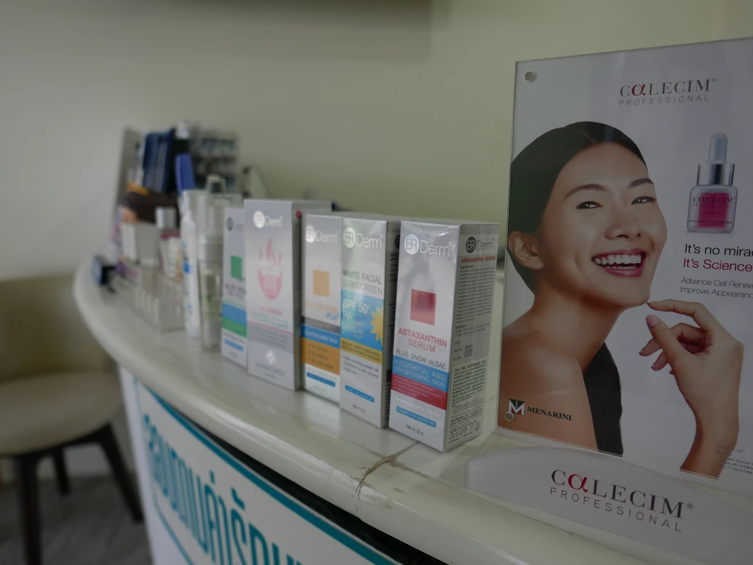 คอร์สฉีด MADE Collagen 16 จุด ทั่วหน้า 5 ครั้ง และฉายแสงผิวหน้า Omega Light 5 ครั้ง