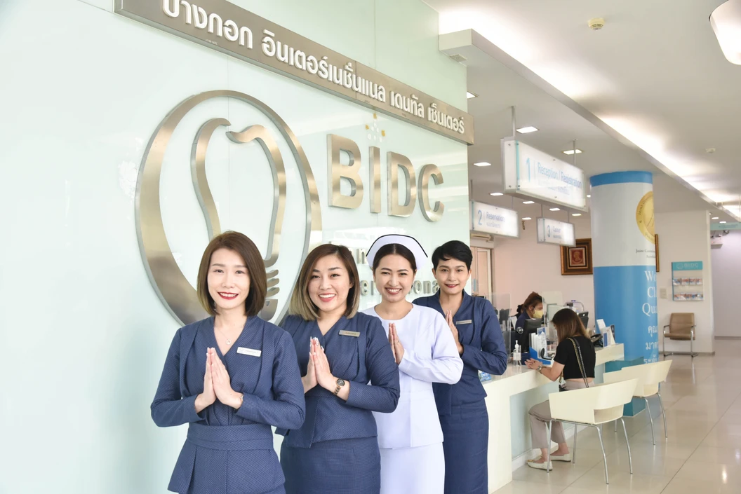ขูดหินปูน และขัดฟันด้วยระบบ Airflow พร้อมเคลือบฟลูออไรด์