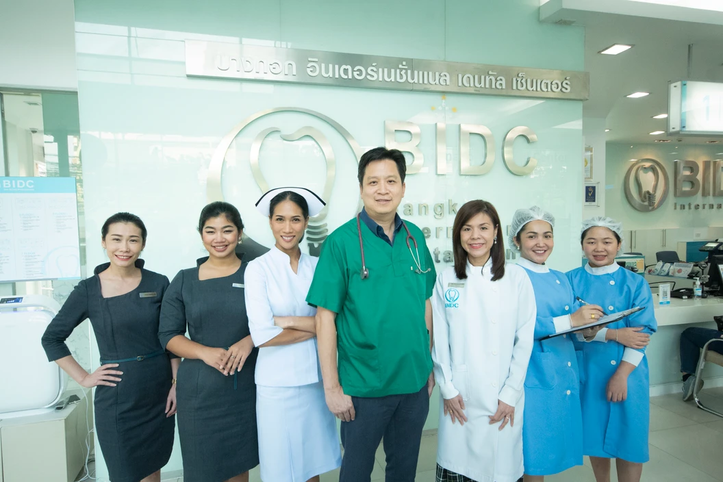 ขูดหินปูน และขัดฟันด้วยระบบ Airflow พร้อมเคลือบฟลูออไรด์