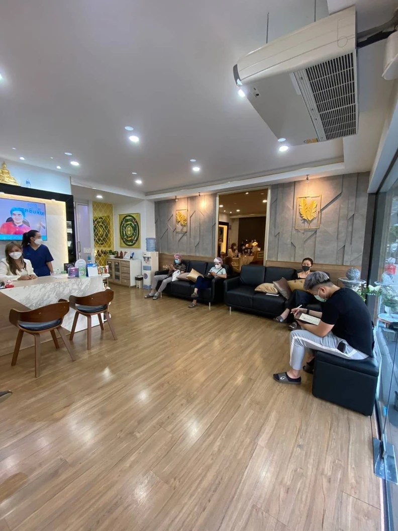 มาส์กเพื่อปรับผิวหน้าให้ดูกระจ่างใส + ทำ IPL ปรับสภาพผิวหน้าดูกระจ่างใส + โปรแกรมเมโส Gluta 1 ซีซี และให้วิตามินทางหลอดเลือด แบบ Drip สูตร Aura ดูมีออร่า 1 ครั้ง