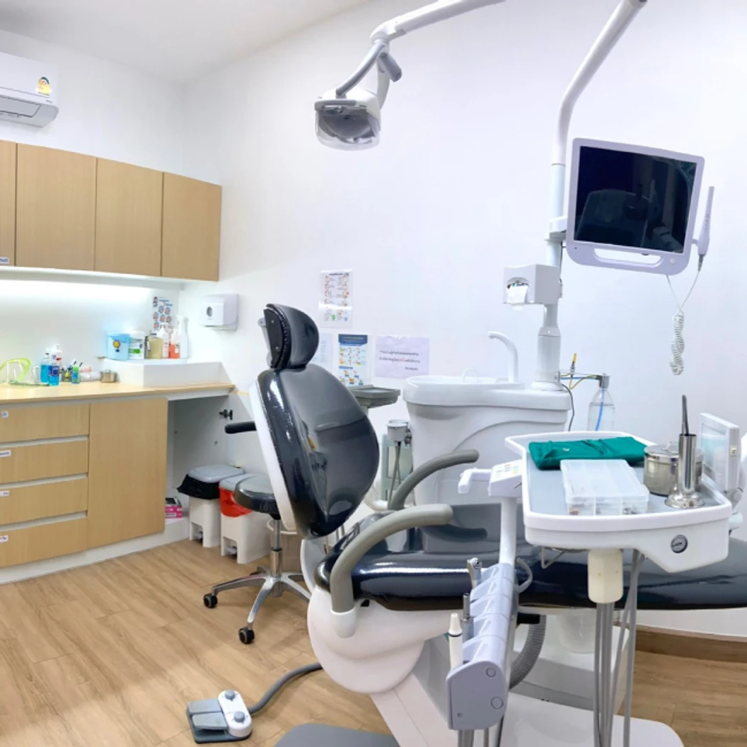 ทำรากฟันเทียม ยี่ห้อ Neodent พร้อมทำครอบฟัน Zirconia สำหรับฟัน 1 ซี่