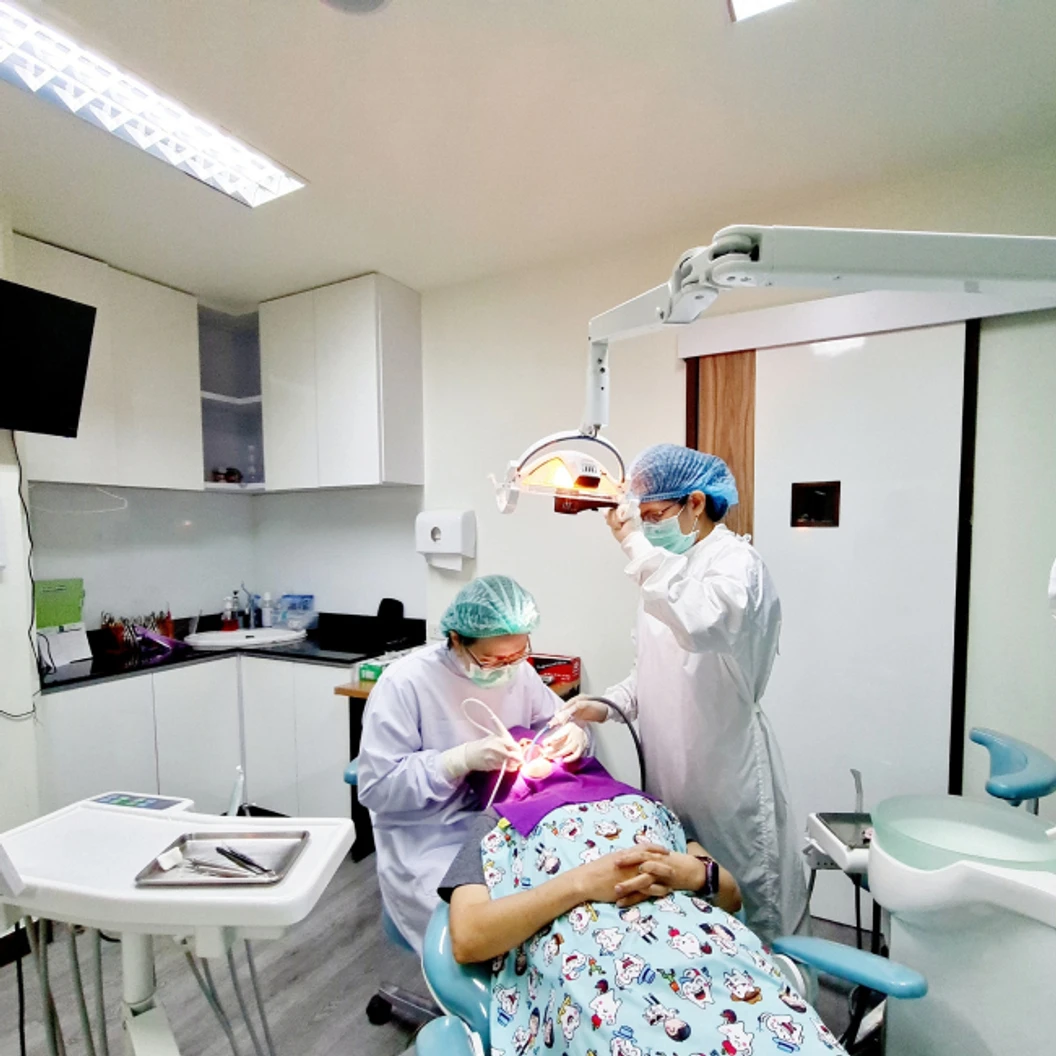 อุดฟัน 4 ด้าน ด้วยวัสดุสีเหมือนฟัน