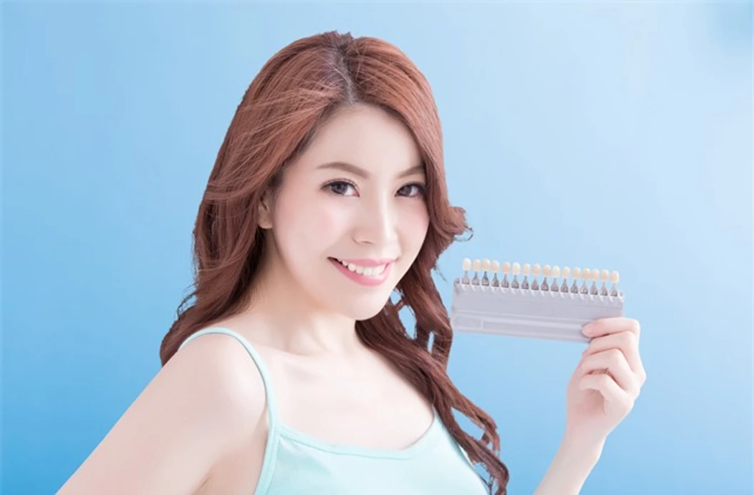 เคลือบผิวฟันและแปะฟันขาว ด้วยวีเนียร์เซรามิกหรือพอร์ซเลน eMax 1 ซี่่