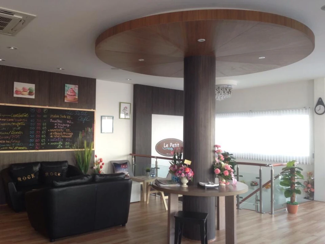 ขูดหินปูน พร้อมขัดฟันด้วยเครื่อง Air Flow เพื่อขจัดคราบจุลินทรีย์และคราบสีบนผิวฟัน