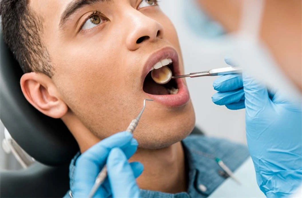 ขูดหินปูน พร้อมขัดฟันด้วยเครื่อง Air Flow เพื่อขจัดคราบจุลินทรีย์และคราบสีบนผิวฟัน