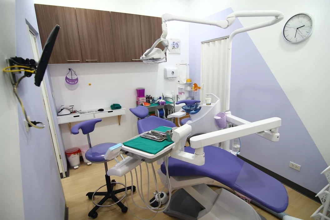 ทำรากฟันเทียม ยี่ห้อ Dentium พร้อมทำครอบฟัน สำหรับฟัน 1 ซี่