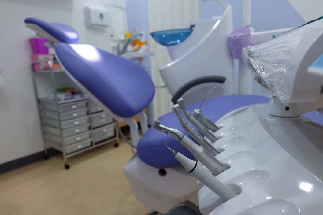 ทำรากฟันเทียม ยี่ห้อ Dentium พร้อมทำครอบฟัน สำหรับฟัน 1 ซี่