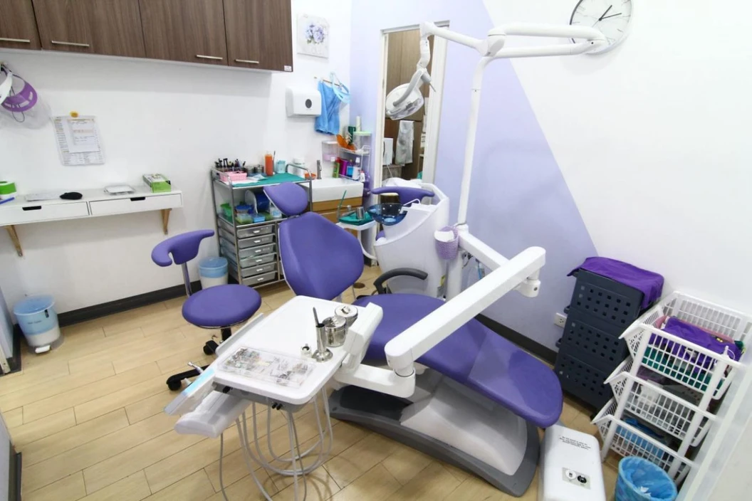 ทำรากฟันเทียม ยี่ห้อ Dentium พร้อมทำครอบฟัน สำหรับฟัน 1 ซี่