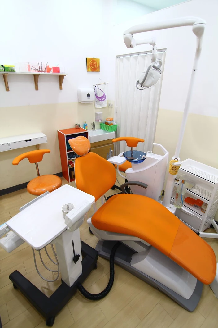 ทำรากฟันเทียม ยี่ห้อ Dentium พร้อมทำครอบฟัน สำหรับฟัน 1 ซี่