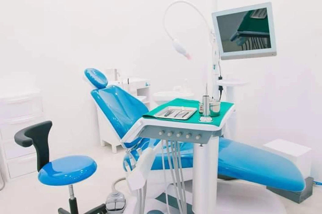 เคลือบผิวฟันและแปะฟันขาว ด้วยวีเนียร์คอมโพสิต 2 ซี่