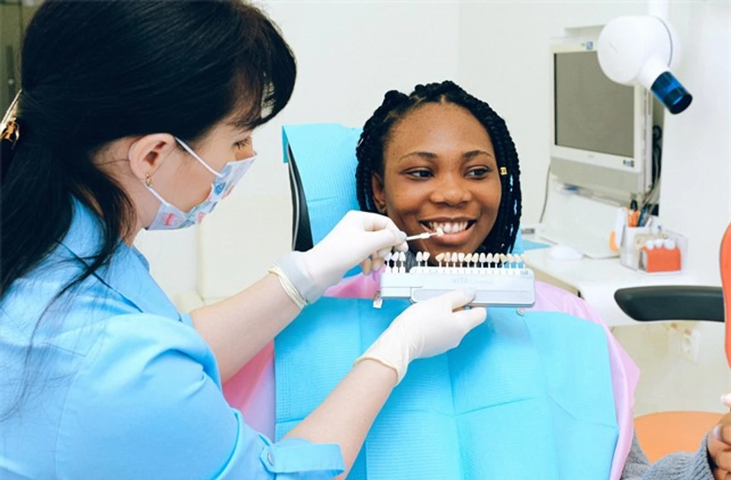 เคลือบผิวฟันและแปะฟันขาว ด้วยวีเนียร์เซรามิก 6 ซี่ ที่ We Smile Dental Clinic