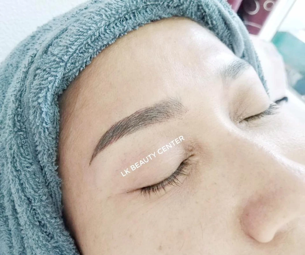 สักคิ้วลายเส้น 3 มิติ 2 ข้าง 1 ครั้ง