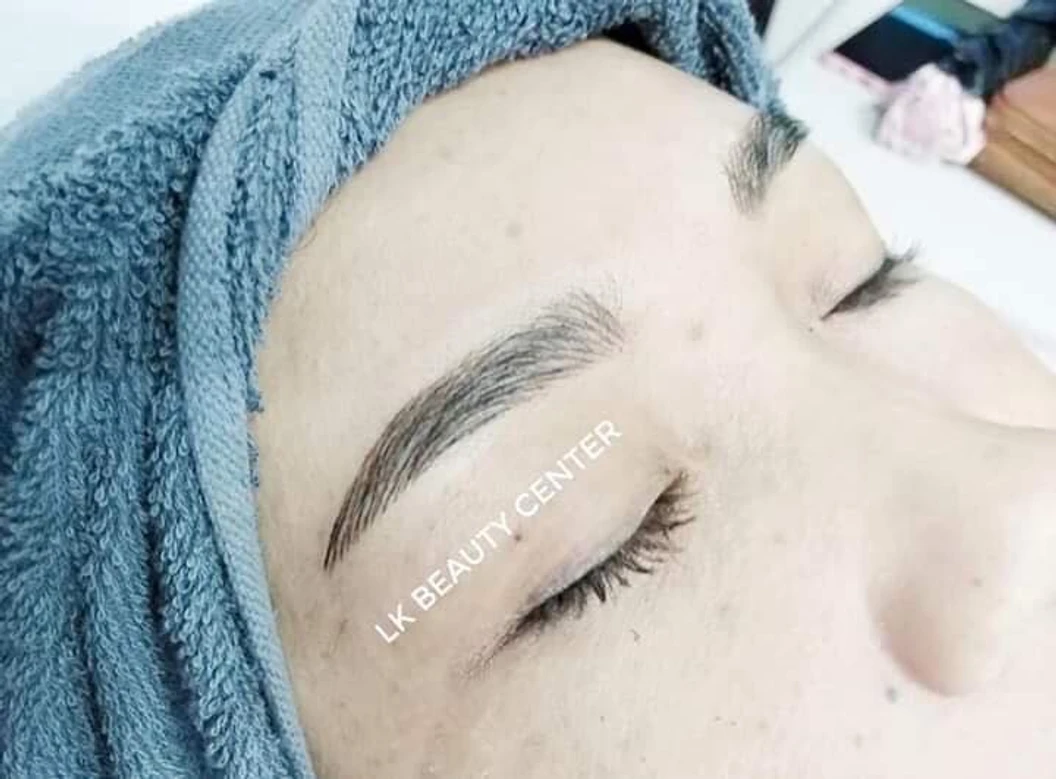 สักคิ้วลายเส้น 3 มิติ 2 ข้าง 1 ครั้ง