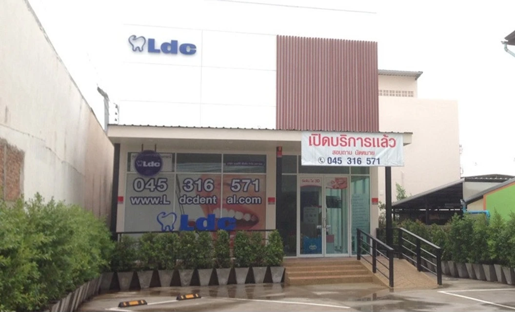 เคลือบผิวฟันและแปะฟันขาว ด้วยวีเนียร์เซรามิก 6 ซี่
