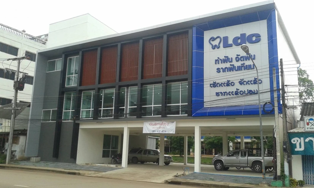เคลือบผิวฟันและแปะฟันขาว ด้วยวีเนียร์เซรามิก 6 ซี่