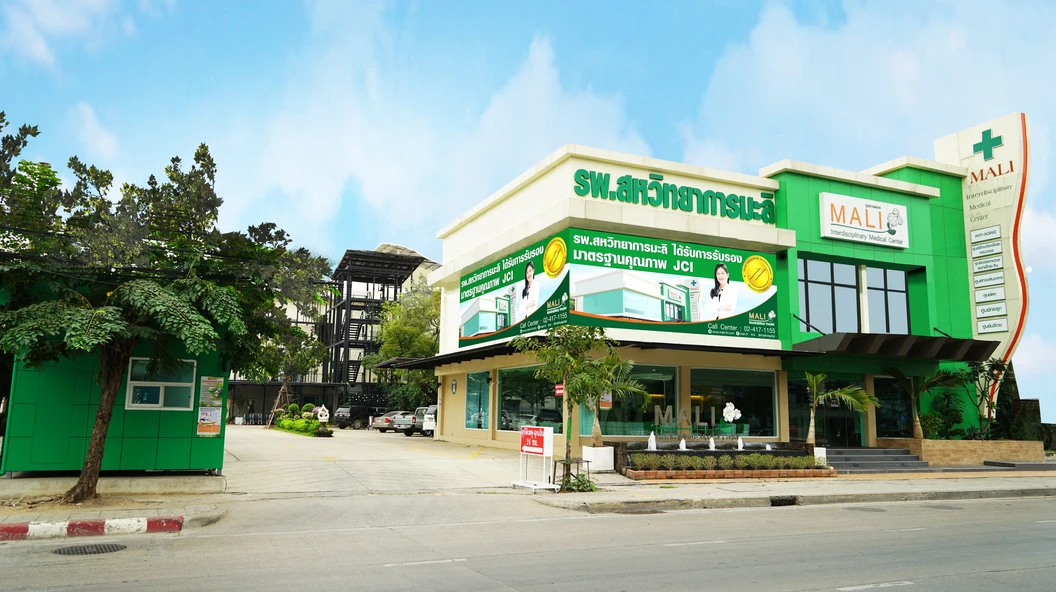 ผ่าตัดเปลี่ยนข้อเข่าเทียม และนอนพักใน รพ. 4 คืน 5 วัน