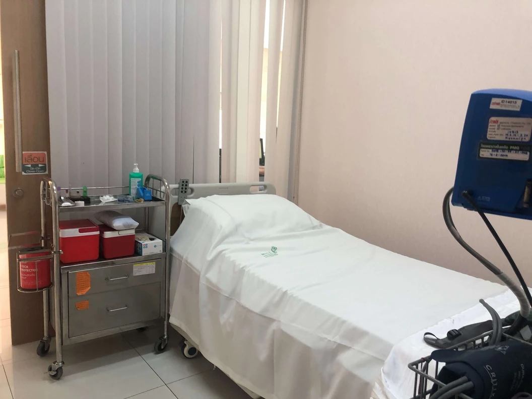 ตรวจมะเร็งเต้านม ด้วยวิธีคลำก้อนที่เต้านม แมมโมแกรมและอัลตราซาวด์เต้านม และตรวจเลือดหาสารบ่งชี้มะเร็งเต้านม พร้อมเอกซเรย์ปอด (โปรแกรม C)