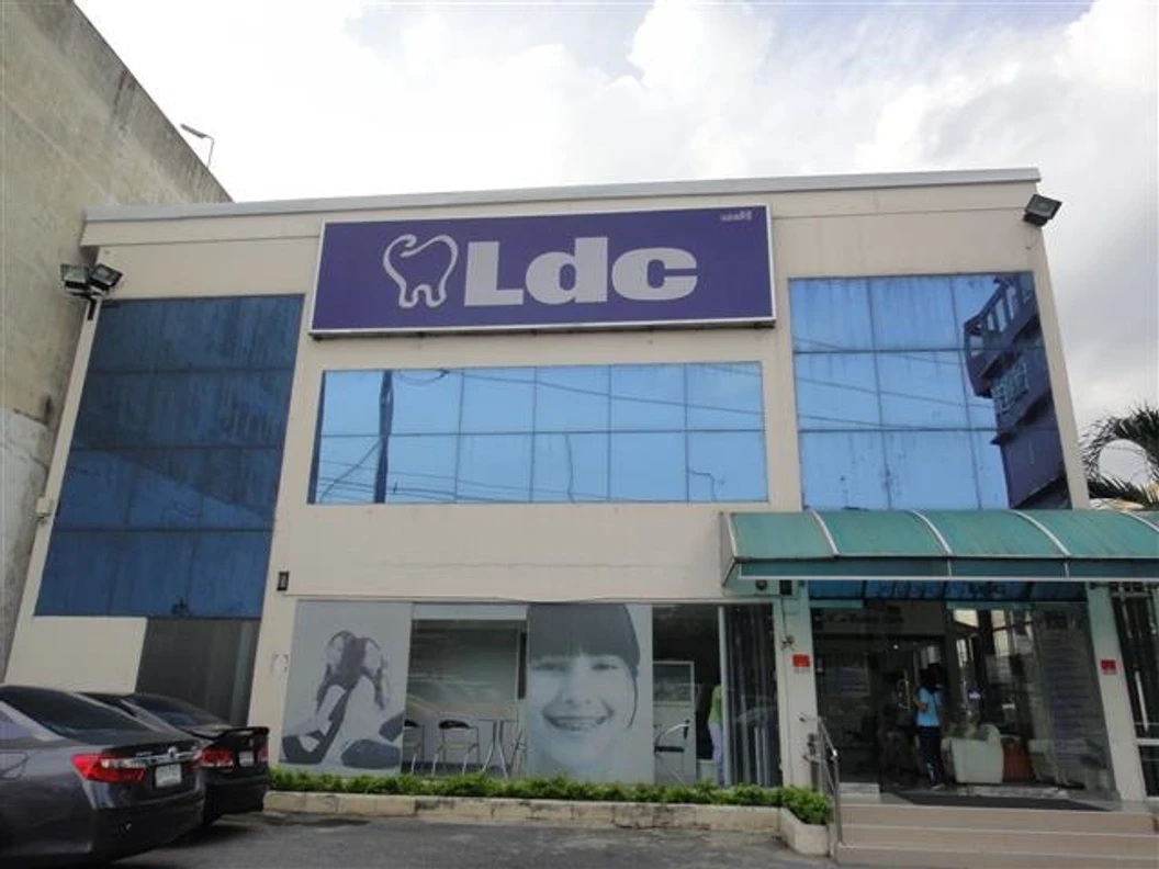 ทำรากฟันเทียมและครอบฟัน