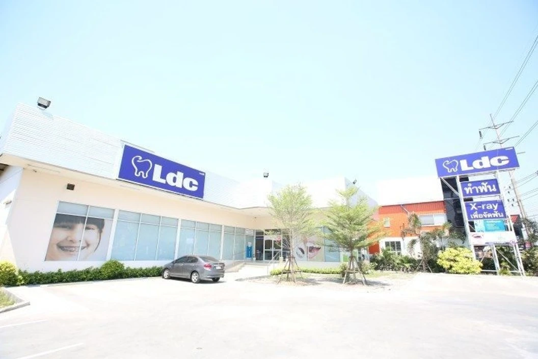 ทำรากฟันเทียมและครอบฟัน