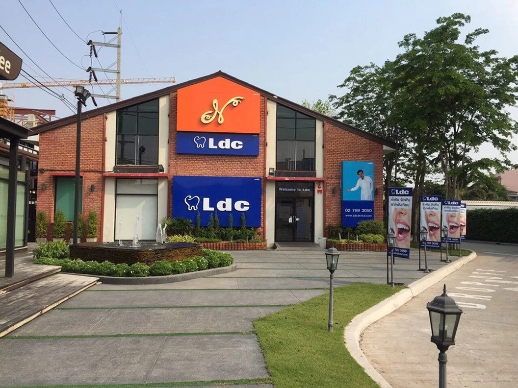 ทำรากฟันเทียมและครอบฟัน