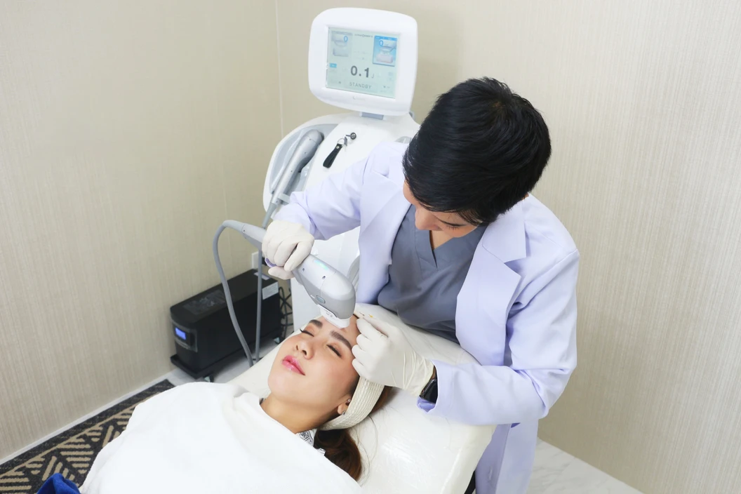 ทำ HIFU ด้วยเครื่อง Ultraformer III จำนวนช็อตตามแพทย์ประเมิน เพื่อยกกระชับเหนียง 1 ครั้ง