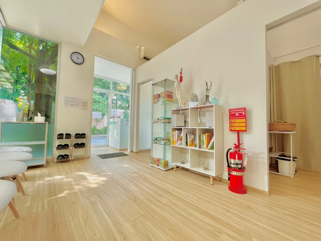 ฝังเข็มกระตุ้นไฟฟ้าแบบจีน หรือกระตุกปม บรรเทาอาการปวดคอ บ่าหรือหลังส่วนบน พร้อมตรวจประเมิน 30 นาที 1 ครั้ง