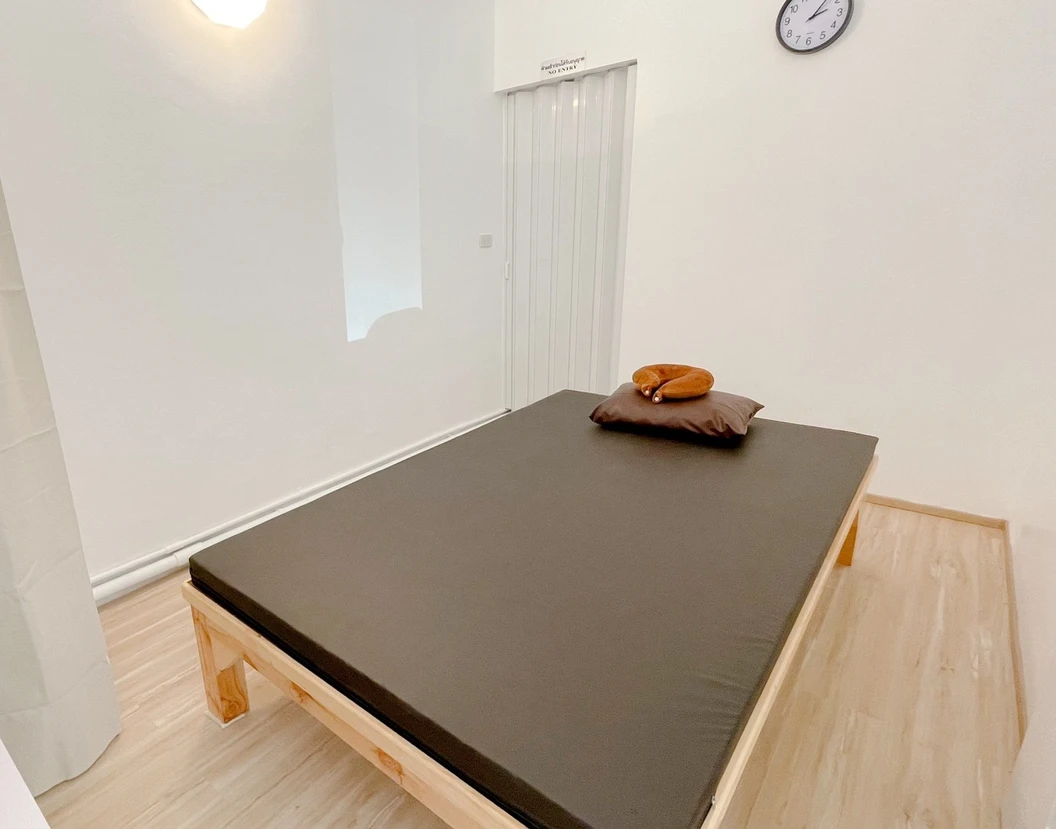 ฝังเข็มกระตุ้นไฟฟ้าแบบจีน หรือกระตุกปม บรรเทาอาการปวดคอ บ่าหรือหลังส่วนบน พร้อมตรวจประเมิน 30 นาที 1 ครั้ง