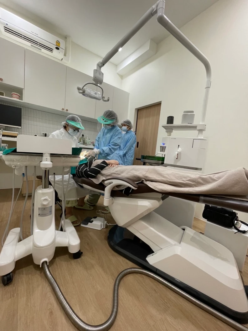 ขูดหินปูน และเคลือบฟลูออไรด์ 1 ครั้ง