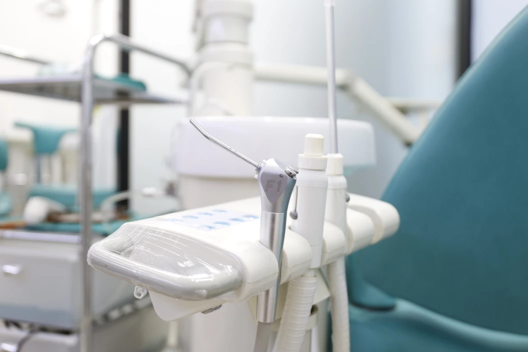 ทำรากฟันเทียม ยี่ห้อ Neo Biotech พร้อมครอบฟัน สำหรับฟัน 1 ซี่