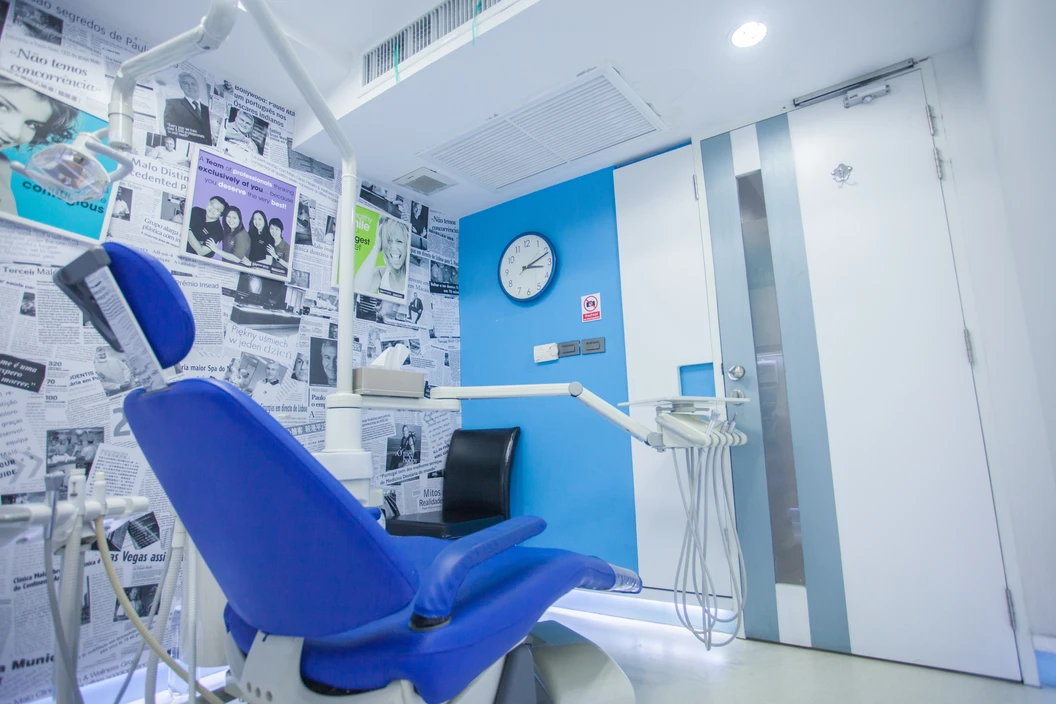 คอร์สจัดฟันแบบใส Crystal Smile Moderate ฟันบนและล่าง เครื่องมือไม่เกิน 20 ชิ้น