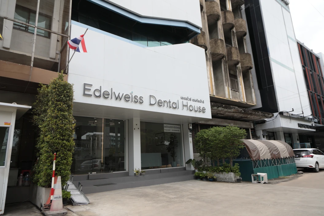 รักษารากฟันหน้า 1 ซี่ ที่ Edelweiss Dental House