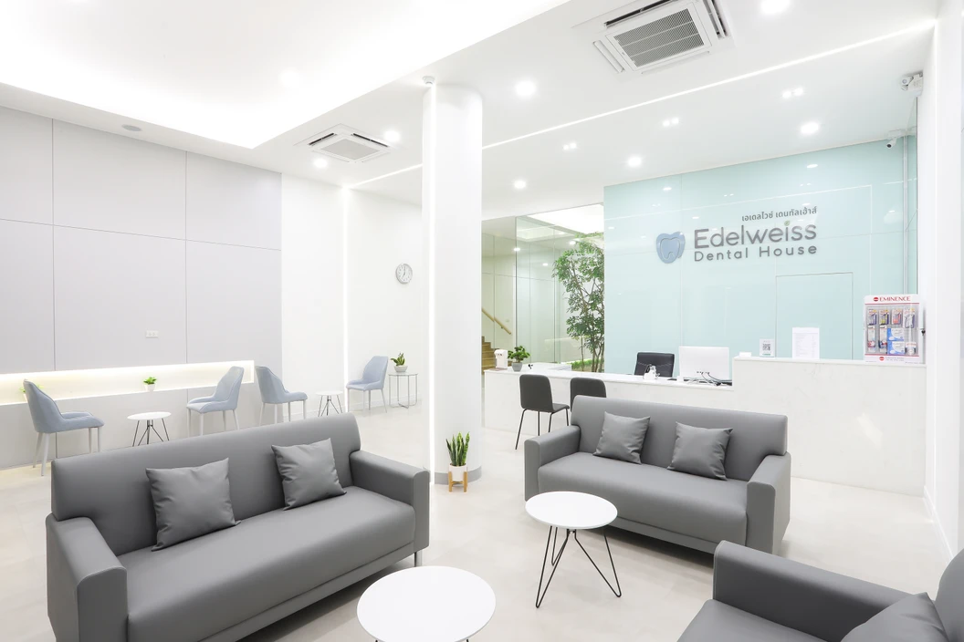 ทำวีเนียร์คอมโพสิต สำหรับฟัน 6 ซี่ ที่ Edelweiss Dental House