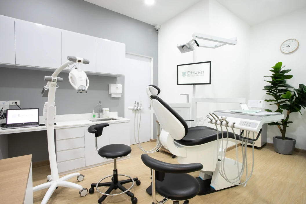 ทำวีเนียร์คอมโพสิต สำหรับฟัน 6 ซี่ ที่ Edelweiss Dental House