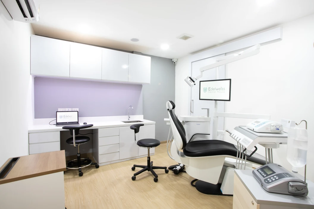 ทำวีเนียร์คอมโพสิต สำหรับฟัน 6 ซี่ ที่ Edelweiss Dental House