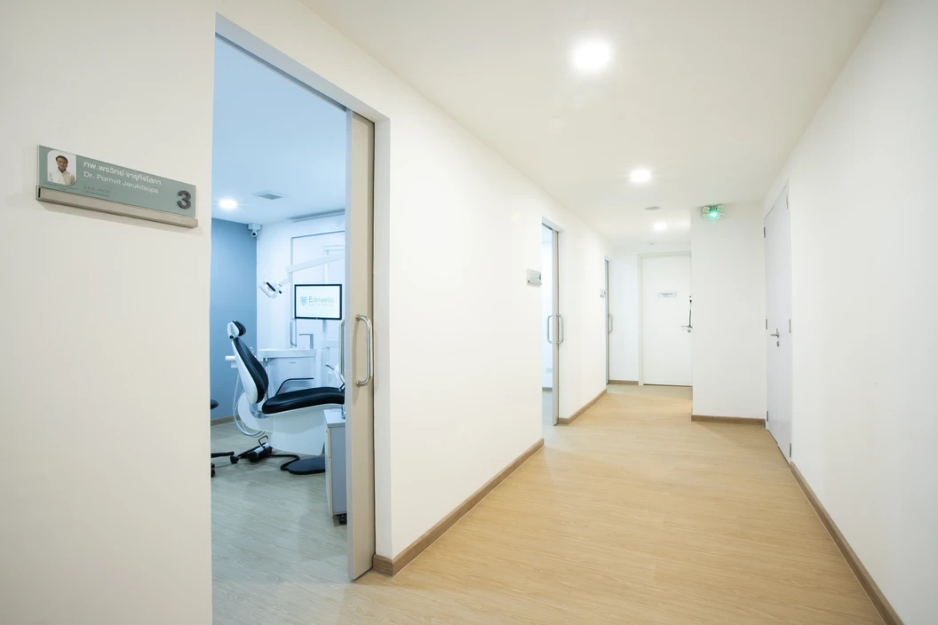 ทำวีเนียร์คอมโพสิต สำหรับฟัน 6 ซี่ ที่ Edelweiss Dental House
