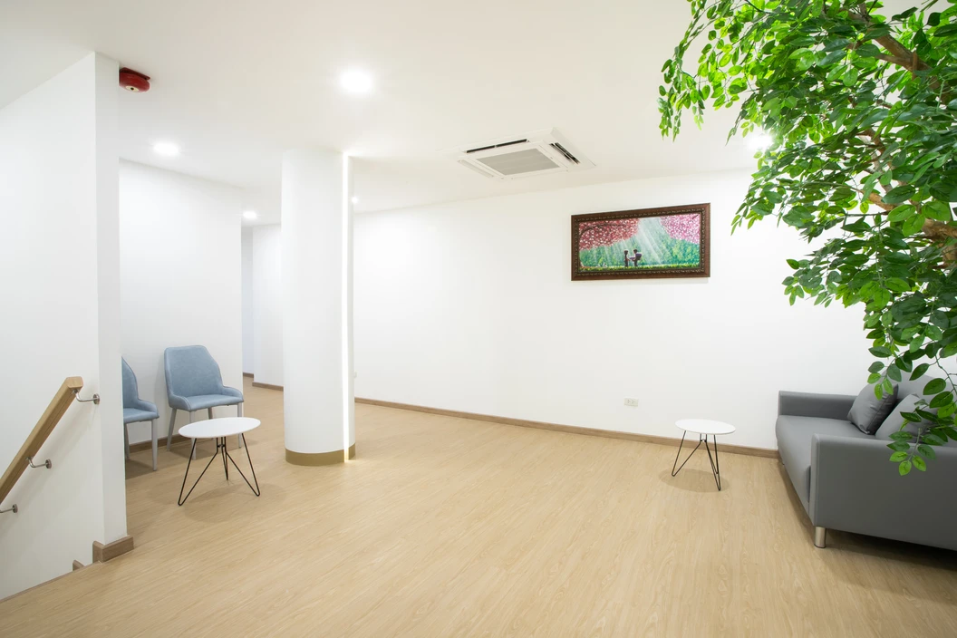 ทำวีเนียร์คอมโพสิต สำหรับฟัน 6 ซี่ ที่ Edelweiss Dental House