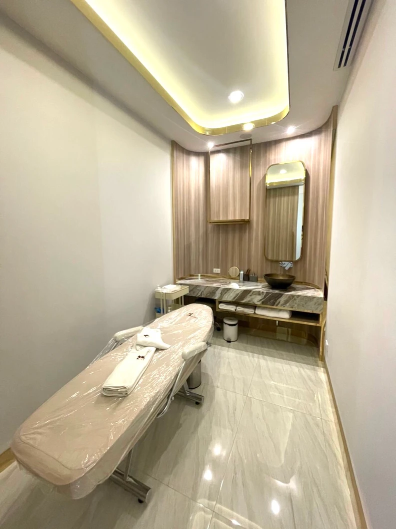 ทำ IPL เพื่อผิวดูเรียบเนียนขึ้น พร้อมทรีตเมนต์ใบหน้า Aura Bright 4 ขั้นตอน เพื่อผิวดูเรียบเนียนขึ้น 1 ครั้ง