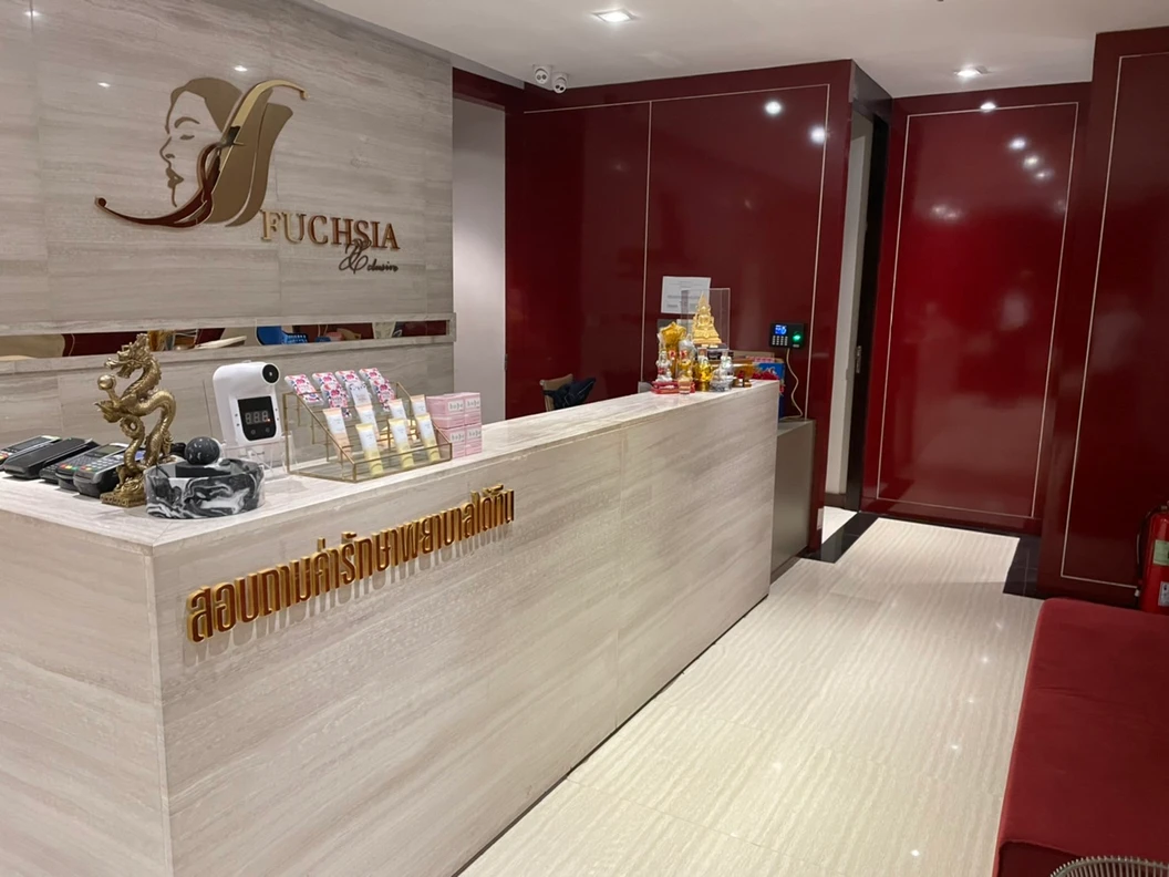 ทำ IPL เพื่อผิวดูเรียบเนียนขึ้น พร้อมทรีตเมนต์ใบหน้า Aura Bright 4 ขั้นตอน เพื่อผิวดูเรียบเนียนขึ้น 1 ครั้ง