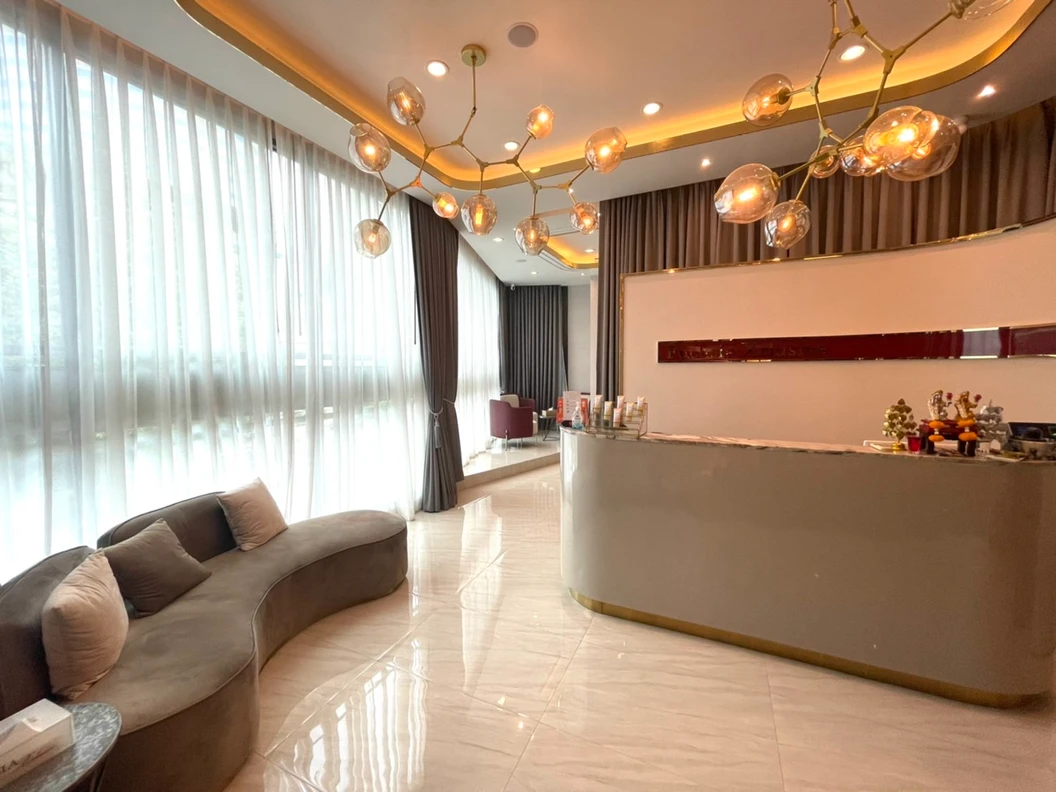 ทำ IPL เพื่อผิวดูเรียบเนียนขึ้น พร้อมทรีตเมนต์ใบหน้า Aura Bright 4 ขั้นตอน เพื่อผิวดูเรียบเนียนขึ้น 1 ครั้ง