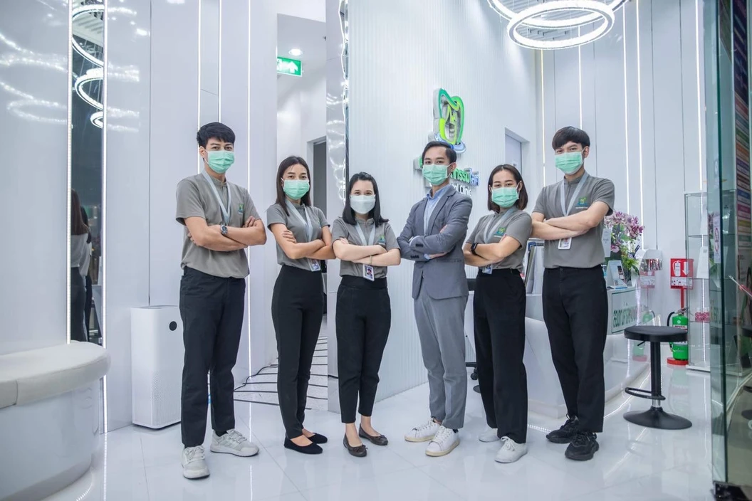 ทำวีเนียร์เซรามิก eMax 8 ซี่ (ฟันบน)