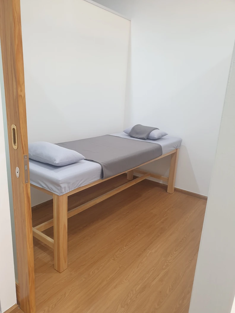 Pain Management บรรเทาอาการปวด ด้วยเครื่อง Shock Wave 2,000 ช็อต โดยนักกายภาพบำบัด บริเวณที่มีอาการ 1 ครั้ง