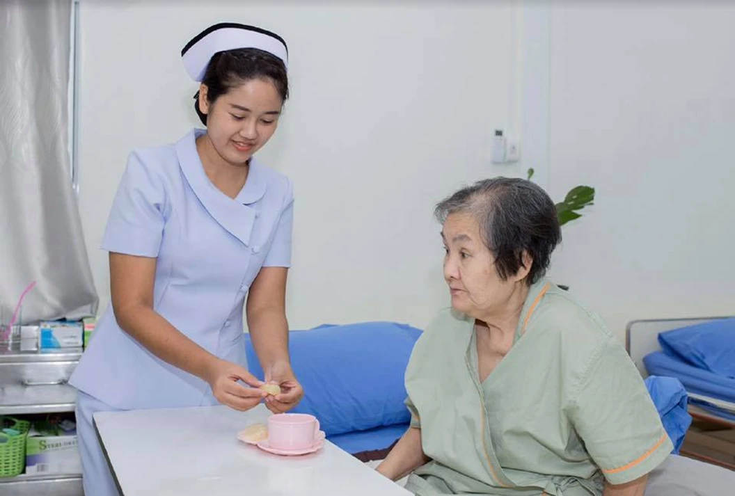 โปรแกรมแบบมาตรฐาน (Standard Program) ฟื้นฟูร่างกาย และทำกายภาพบำบัดพื้นฐานแบบ 1 ครั้งต่อวัน สำหรับผู้ป่วยหรือผู้สูงอายุ รวมห้องพักรวม ระยะเวลา 1 เดือน