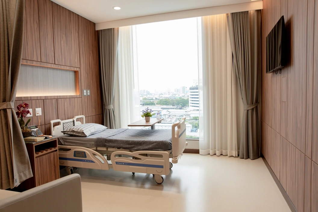 แปลงเพศจากชายเป็นหญิง เทคนิค Non Penile Inversion พร้อมสร้างช่องคลอด ด้วยเทคนิค Skin Graft นอนพักที่ รพ. 5 วัน 4 คืน