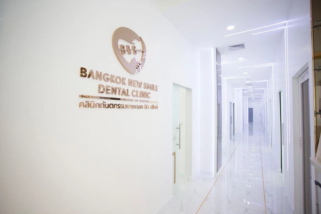 ทำรีเทนเนอร์แบบใส 2 ชิ้น สำหรับฟันบนและล่าง พร้อมขูดหินปูน