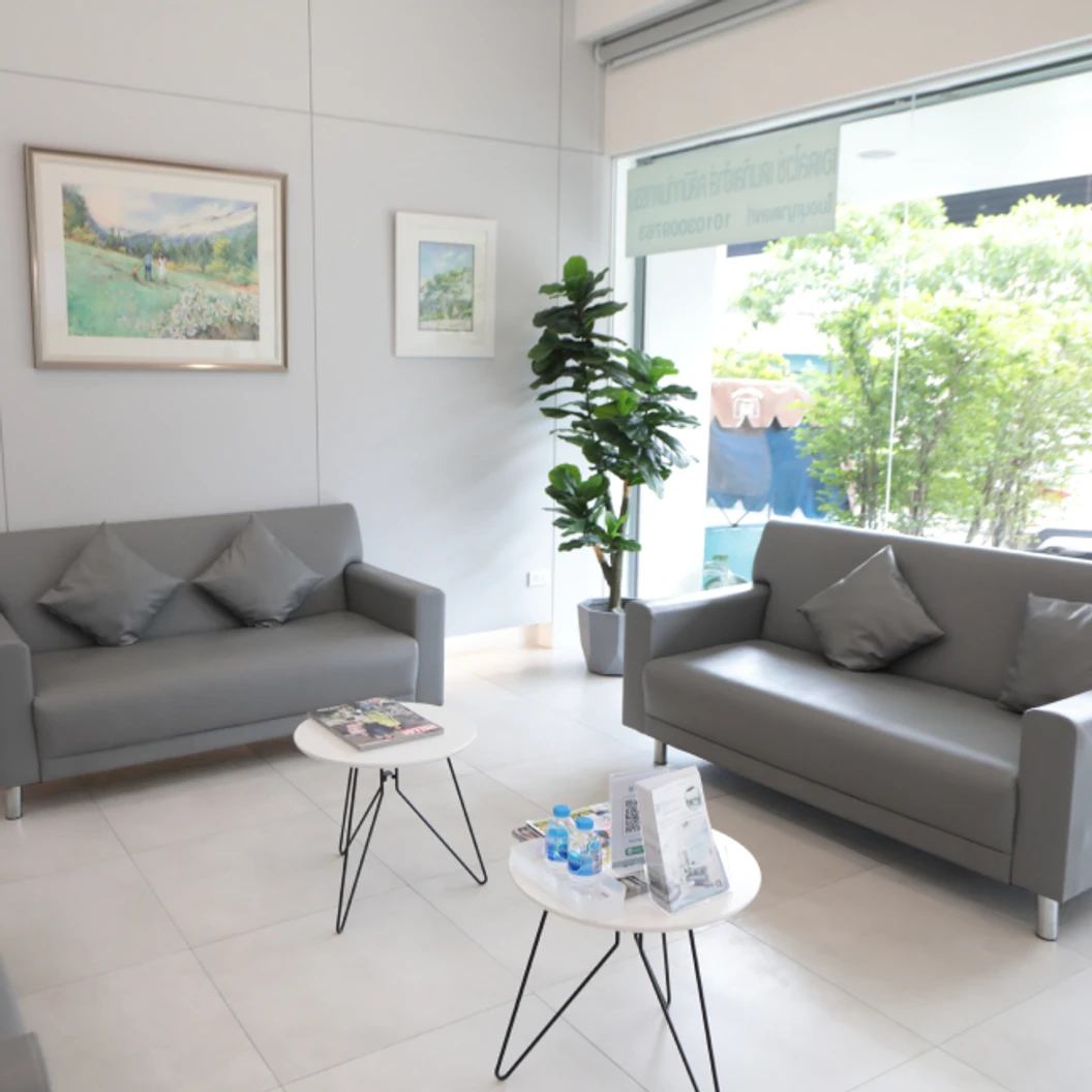 ทำรีเทนเนอร์แบบใส 1 ชิ้น ฟันบนหรือล่าง ที่ Edelweiss Dental House