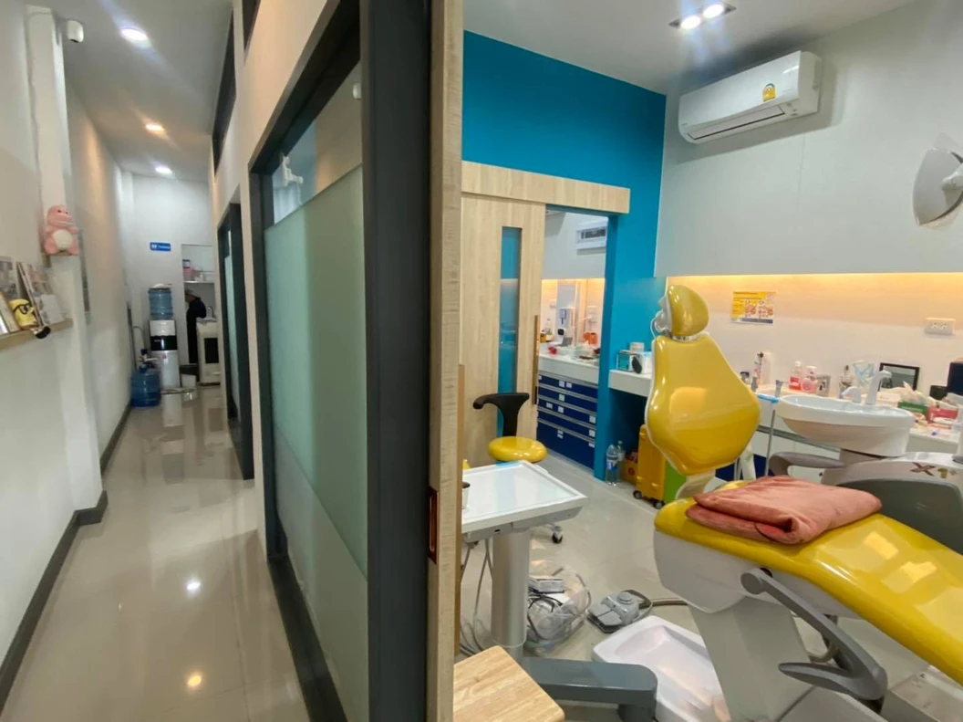 ทำรากฟันเทียม ยี่ห้อ Osstem พร้อมทำครอบฟันเซอร์โคเนีย สำหรับฟัน 1 ซี่
