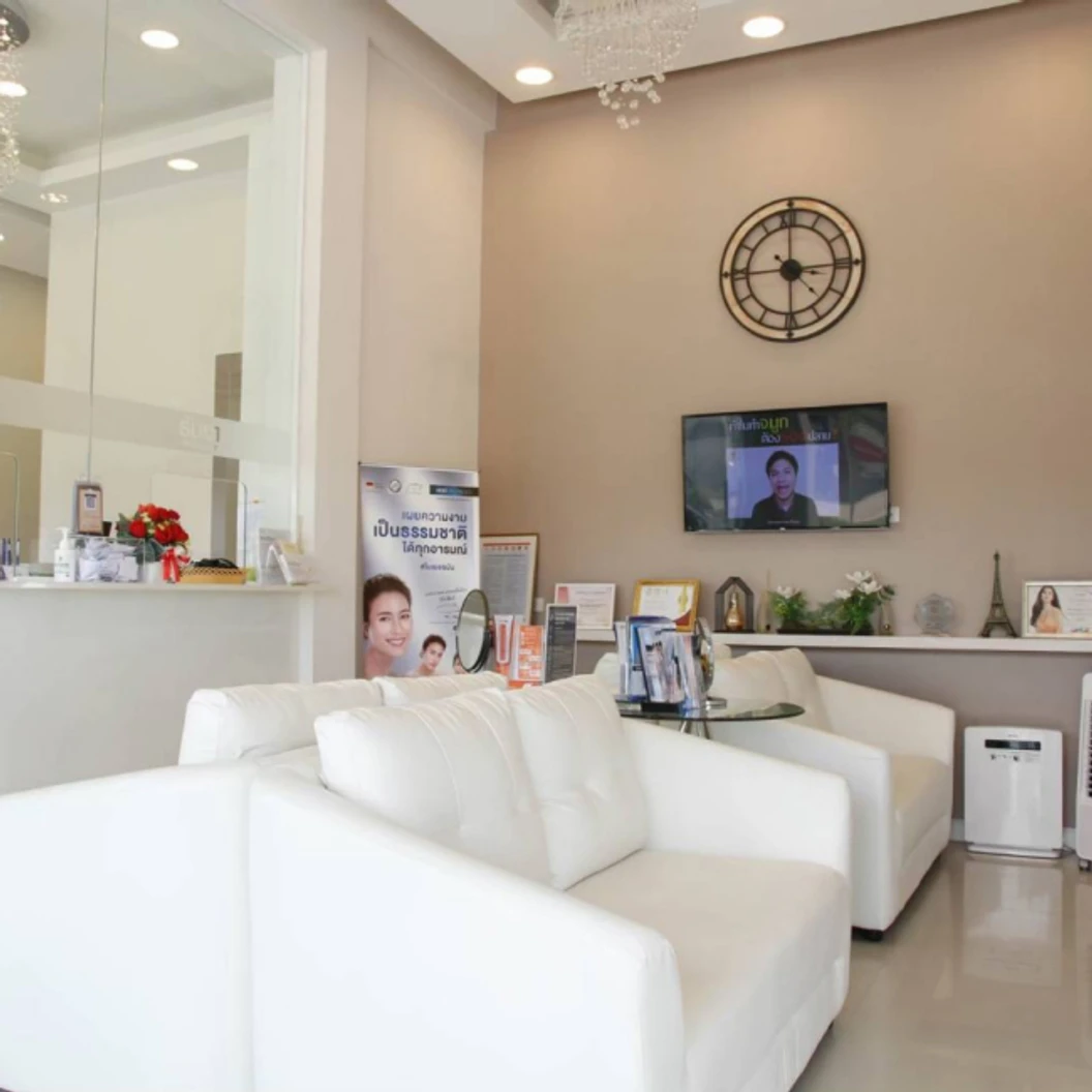 ทำ Ulthera 300 ไลน์ เลือก 1 บริเวณ (กรอบหน้า เหนียง หรือยกคิ้ว) พร้อมโปรแกรมเมโส Skin Blink 1 ซีซี และผลักวิตามินสู่ผิวหน้า 1 ครั้ง