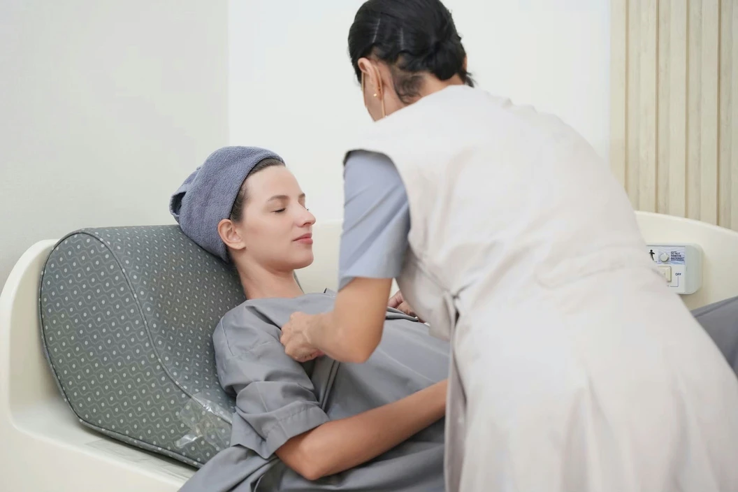 สวนล้างลำไส้ระบบปิด (Colon Hydrotherapy) และเผาผลาญไขมันส่วนเกินทั่วร่างกาย ด้วย Premium Infrared Sauna 1 ครั้ง