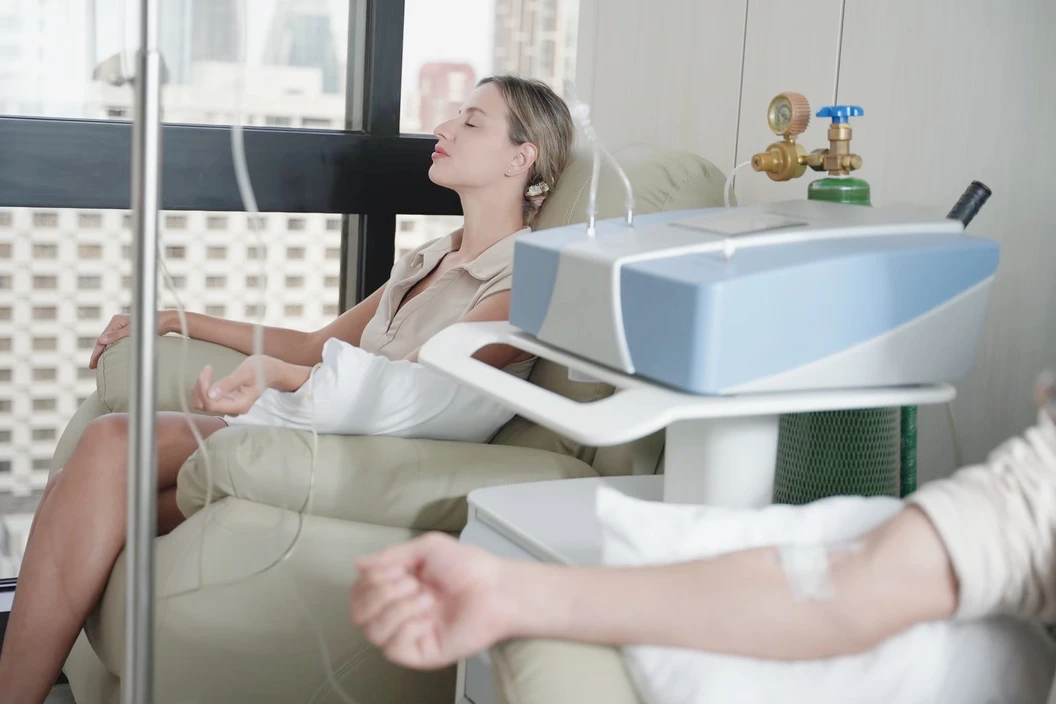 บำบัดเลือดด้วยโอโซน (Ozone Therapy) เสริมภูมิคุ้มกันร่างกาย และตรวจเตรียมความพร้อมการให้สารอาหารหรือวิตามินผ่านหลอดเลือดดำ (Pre IV Lab) 1 ครั้ง