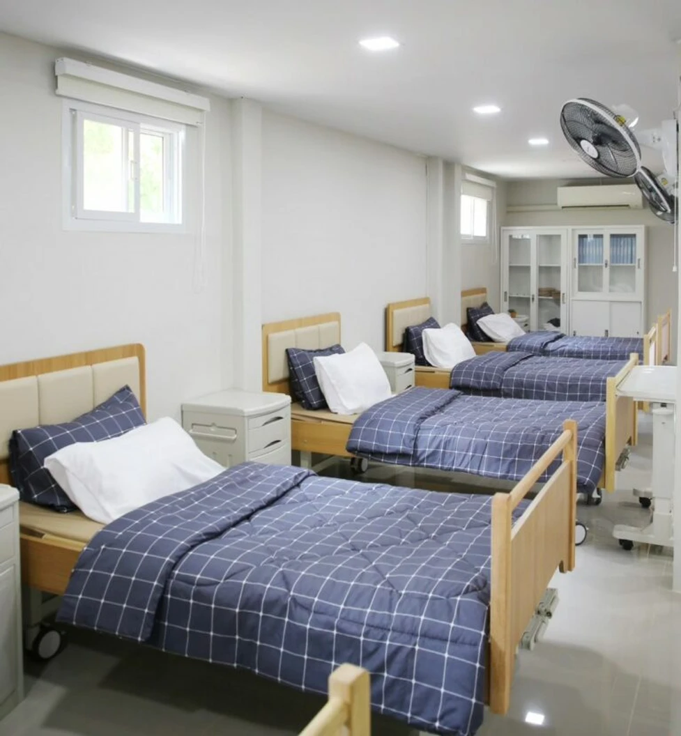 บริการห้องพักเพื่อฟื้นฟูดูแลผู้สูงอายุ หรือผู้ป่วยติดเตียง แบบห้องรวม 4 เตียง ระยะเวลา 1 เดือน